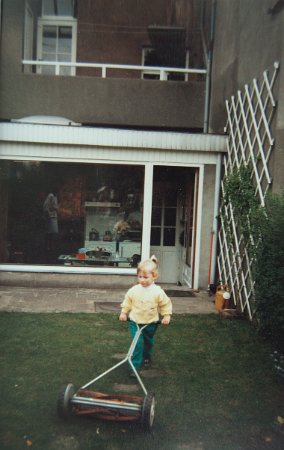 1990 - Sarah dans jardin rue Vanijpen.jpg